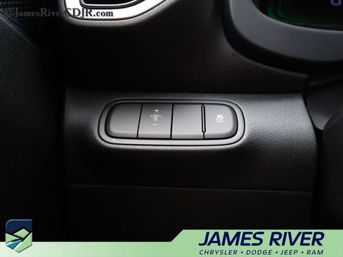 Used 2025 Hyundai Venue SEL FWD image 33
