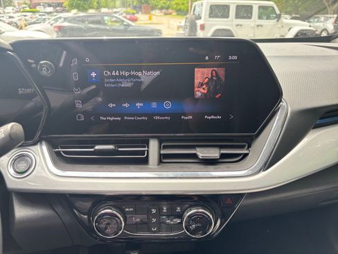 Used 2025 Chevrolet Trax LT FWD image 17