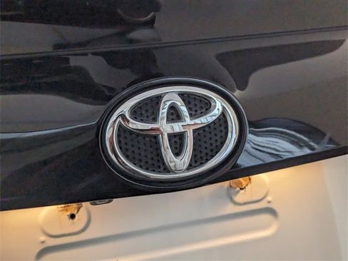Used 2018 Toyota RAV4 SE image 12