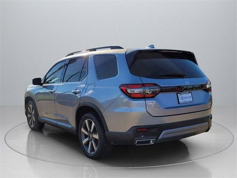 Used 2023 Honda Pilot Touring image 5