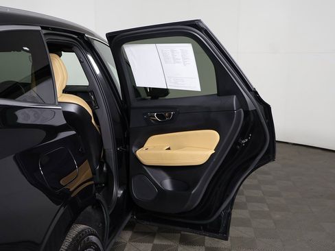 Used 2022 Volvo XC60 B6 Inscription w/ Climate Package image 25