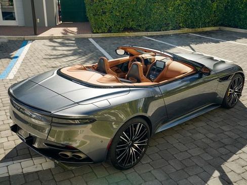 Used 2023 Aston Martin DBS Volante image 27