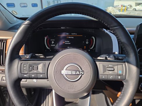 Used 2023 Nissan Pathfinder Platinum image 11