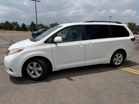 Used 2014 Toyota Sienna LE FWD image 3