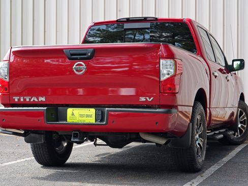 Used 2021 Nissan Titan SV w/ SV Convenience Package RWD image 4
