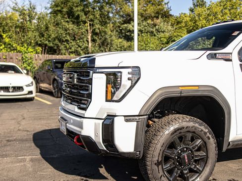 Used 2025 GMC Sierra 2500 AT4 w/ AT4 Premium Plus Package AWD/4WD image 4