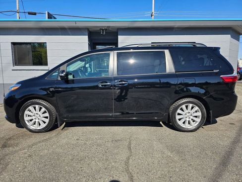 Used 2017 Toyota Sienna Limited Premium image 2