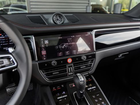 Certified 2025 Porsche Macan AWD/4WD image 28