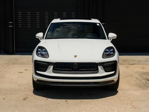 Certified 2025 Porsche Macan image 6