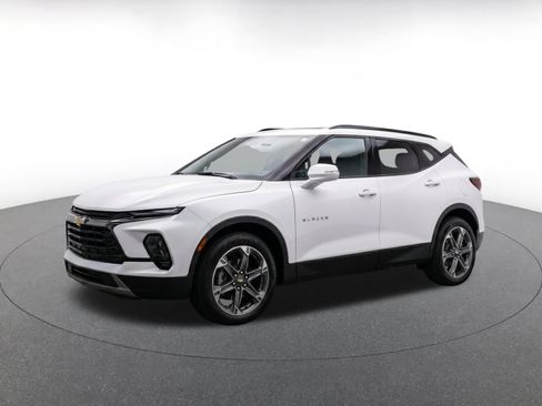 Used 2025 Chevrolet Blazer LT FWD image 3