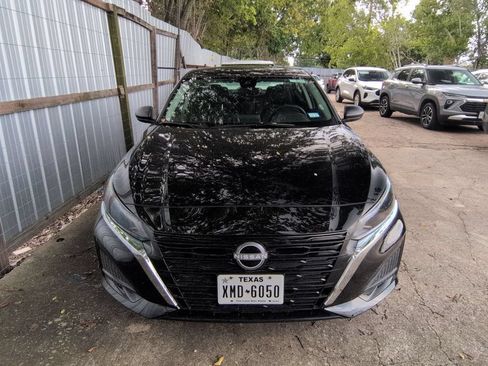 Used 2025 Nissan Altima 2.5 SV FWD image 2