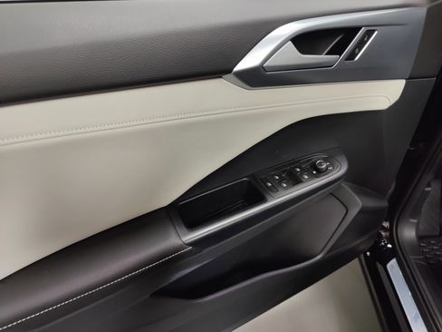 Used 2025 Volkswagen Taos SE image 24