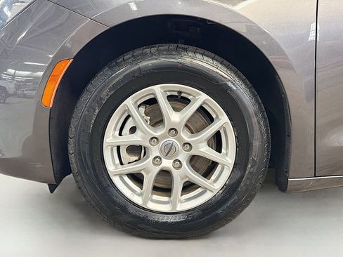 Used 2023 Chrysler Voyager LX image 30