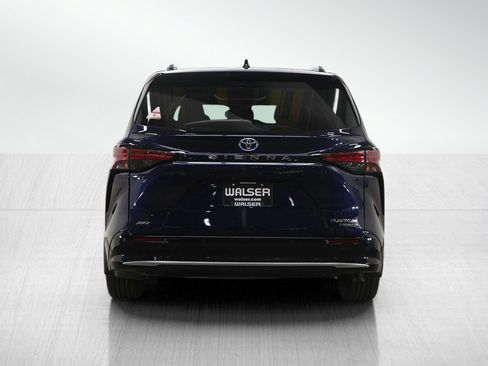 Used 2023 Toyota Sienna Platinum image 4