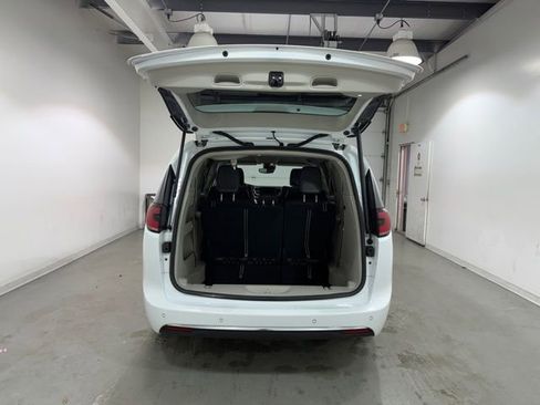 Used 2024 Chrysler Pacifica Touring-L image 7