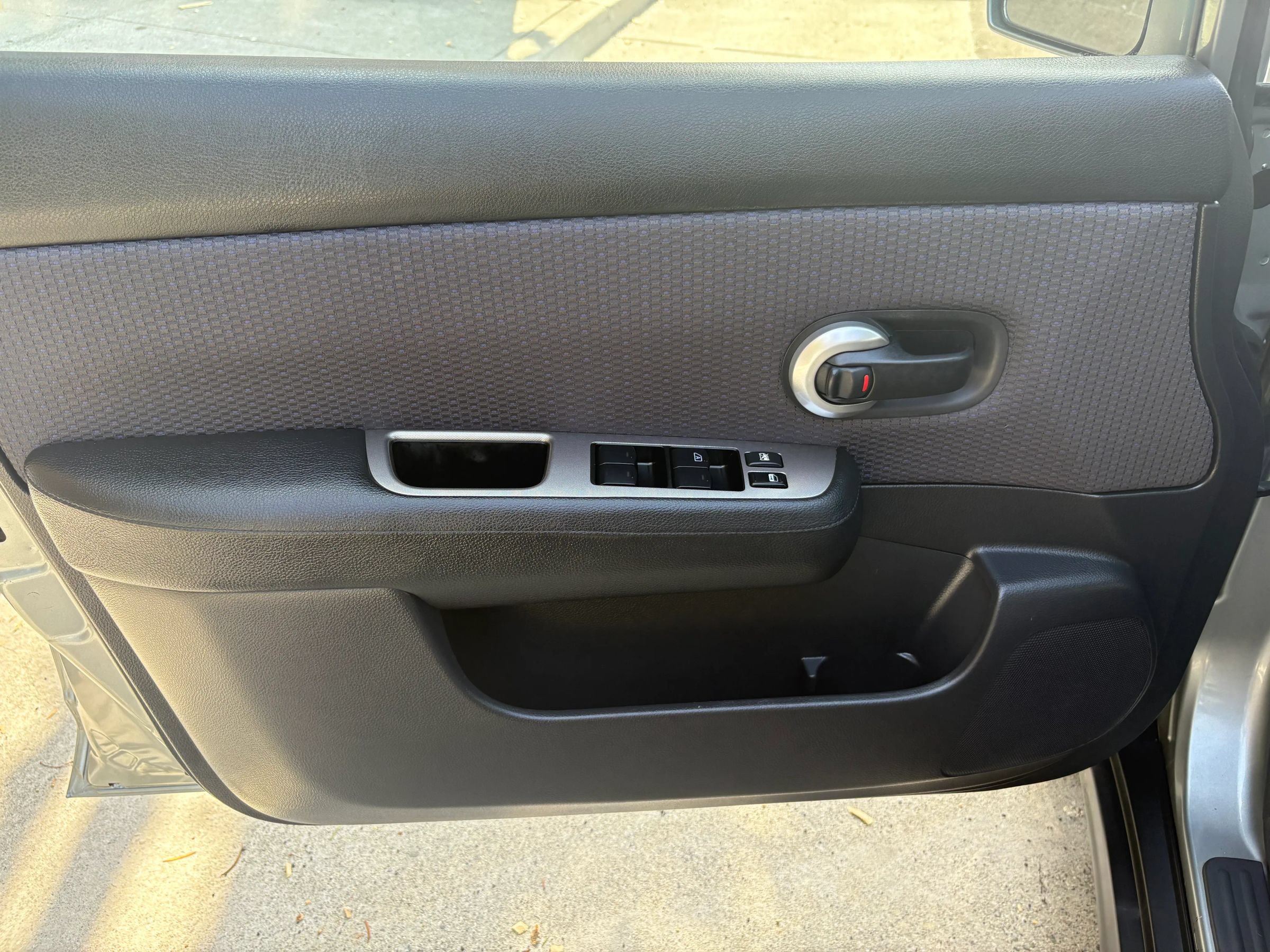 Used 2007 Nissan Versa Hatchback FWD image 17