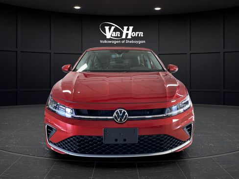 Used 2025 Volkswagen Jetta SE FWD image 2