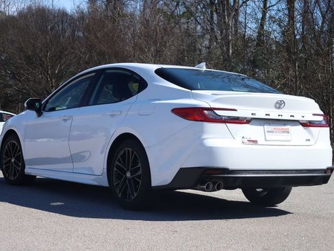Used 2025 Toyota Camry SE image 3