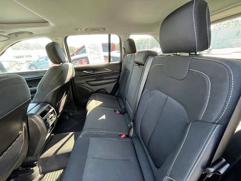 Used 2023 Jeep Grand Cherokee Laredo AWD/4WD image 11