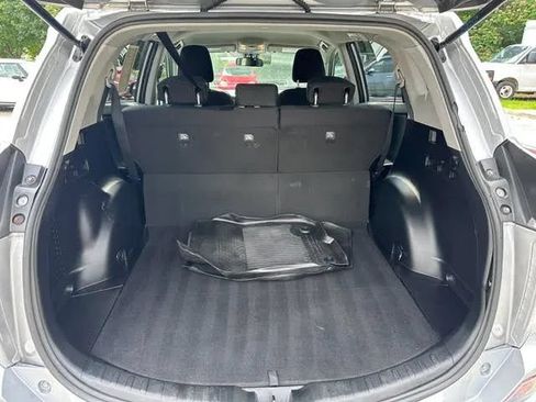 Used 2018 Toyota RAV4 LE FWD image 16