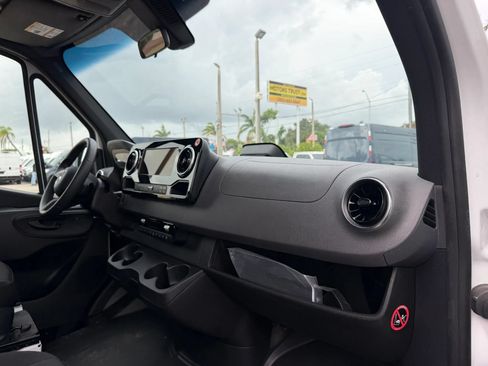 Used 2025 Mercedes-Benz Sprinter 2500 image 16