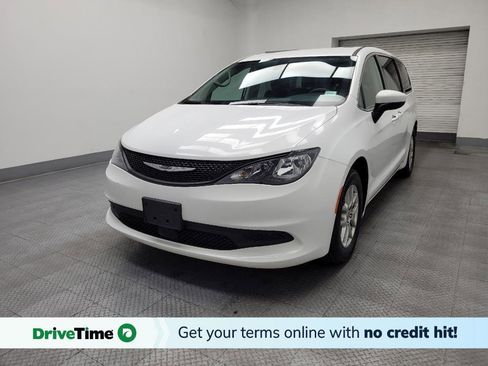 Used 2022 Chrysler Voyager LX image 1