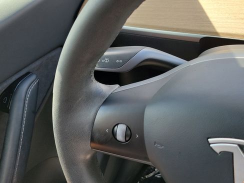 Used 2021 Tesla Model Y Long Range AWD/4WD image 25