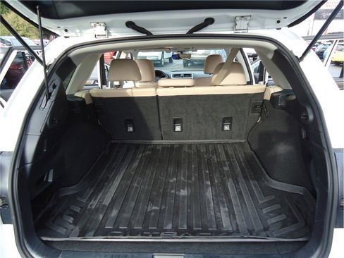 Used 2018 Subaru Outback 2.5i Limited image 15