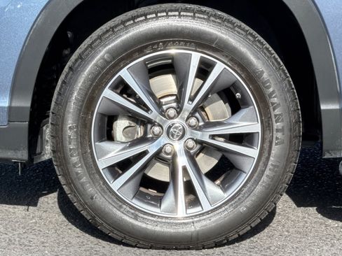 Used 2017 Toyota Highlander LE FWD image 12