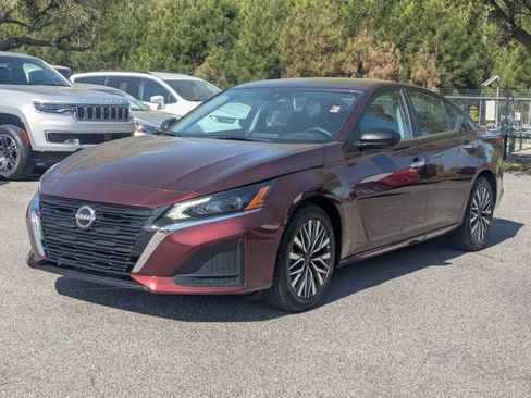 Used 2025 Nissan Altima 2.5 SV FWD image 7