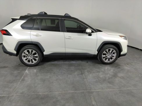 Used 2021 Toyota RAV4 XLE Premium FWD image 9