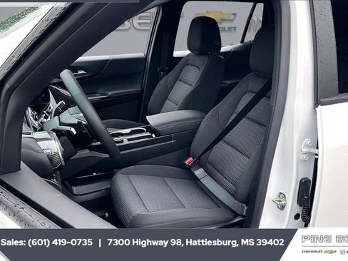 New 2026 Chevrolet Equinox LT w/ Safety and Technology Package FWD image 18