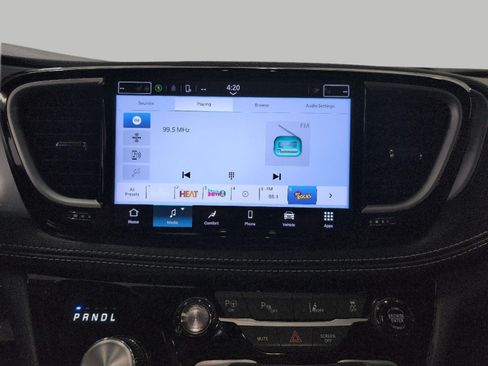Used 2025 Chrysler Pacifica Premium FWD image 8