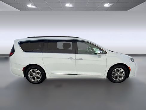 Used 2022 Chrysler Pacifica Limited FWD image 7