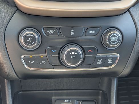 Used 2017 Jeep Cherokee Latitude w/ Safety/Convenience Group AWD/4WD image 20