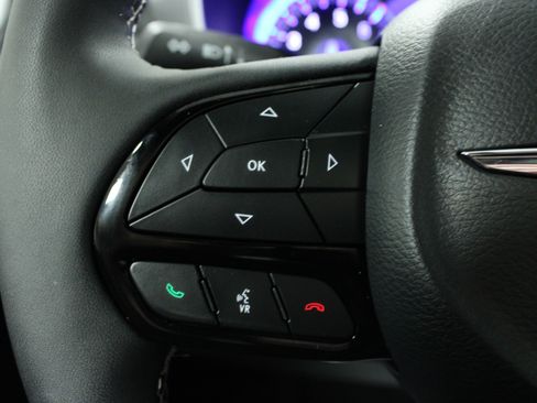 Used 2025 Chrysler Pacifica Limited image 21