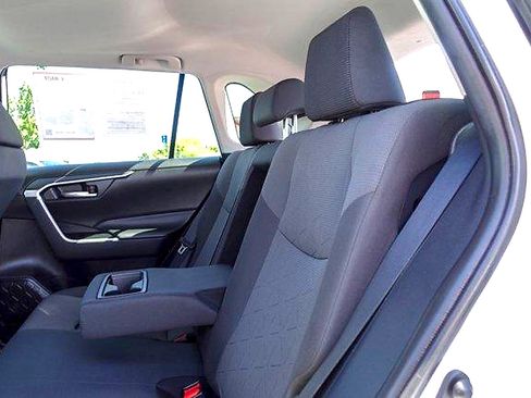 Used 2021 Toyota RAV4 XLE w/ Convenience Package FWD image 20