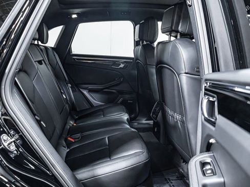 Certified 2025 Porsche Macan image 18
