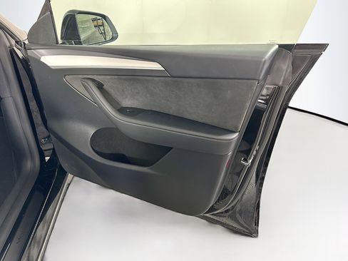 Used 2025 Tesla Model Y Long Range AWD/4WD image 32