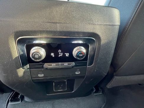 Used 2023 GMC Yukon XL SLT AWD/4WD image 21