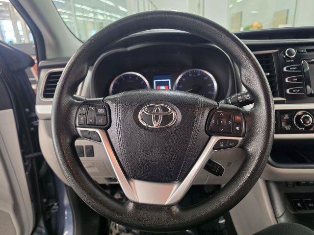 Used 2018 Toyota Highlander LE w/ Carpet Mat Package (TMS) FWD image 11