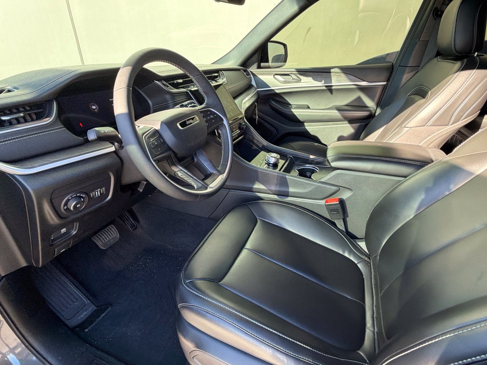 Used 2025 Jeep Grand Cherokee L Limited w/ Black Appearance Package AWD/4WD image 8