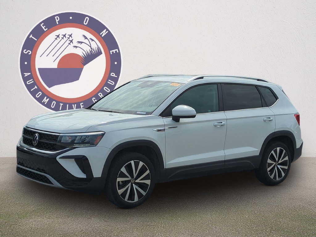 Used 2023 Volkswagen Taos SE FWD image 2