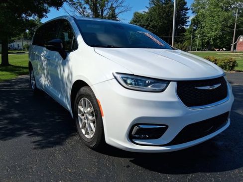 Used 2024 Chrysler Pacifica Touring-L FWD image 7