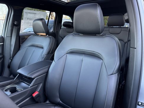 New 2025 Jeep Grand Cherokee Limited w/ MOPAR Finishing Package AWD/4WD image 9