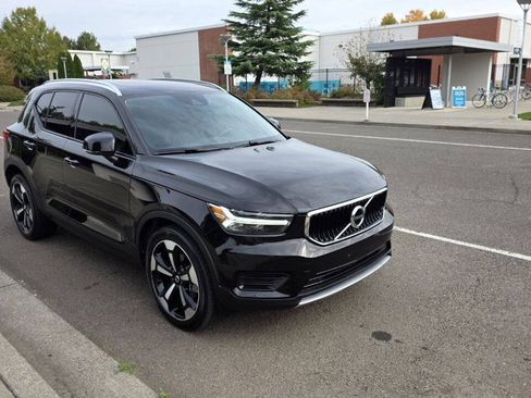 Used 2020 Volvo XC40 T5 Momentum w/ Protection Package Premier AWD/4WD image 3