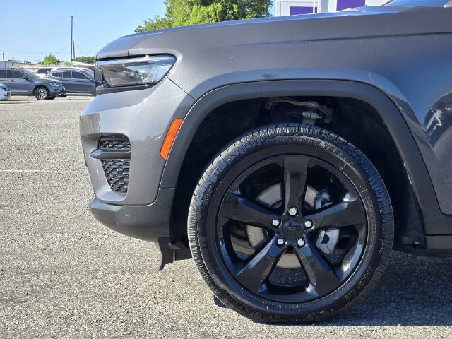 Used 2023 Jeep Grand Cherokee Altitude AWD/4WD image 9