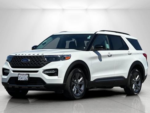Used 2022 Ford Explorer XLT w/ Equipment Group 202A AWD/4WD image 7