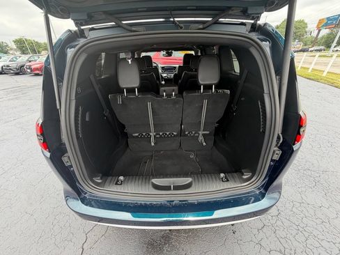 Used 2025 Chrysler Pacifica Limited FWD image 9