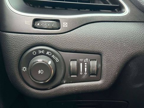 Used 2019 Jeep Cherokee Trailhawk AWD/4WD image 23